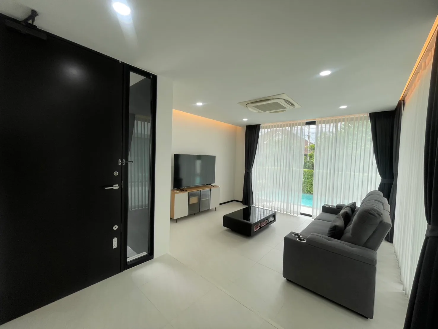 Luxury 4BR Pool Villa for Rent | Ban Wang Tan Hang Dong Chiang Mai — photo 10 of 33