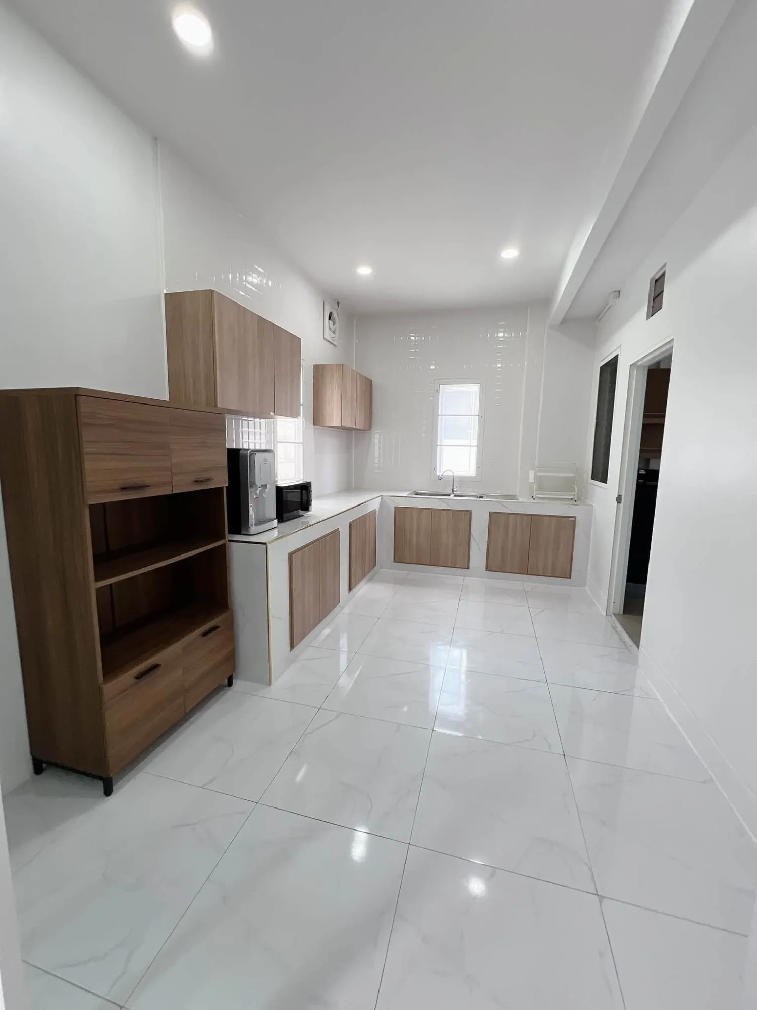 Siwalee Choeng Doi Serene Lake 3BR House For Rent | Renovated Near LIST & GIS — photo 16 of 41